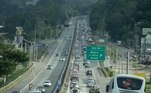 Movimento de veículos na Rodovia Fernão Dias, na altura de Mairipoã, sentido São Paulo, neste domingo (21). Rodovias que atravessam o interior de São Paulo com destino à capital enfrentam pontos de lentidão na volta do feriado de Páscoa neste domingo à tarde. 21/04/2019 