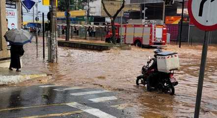 Pontos de alagamento e um rastro de destruição por toda cidade
