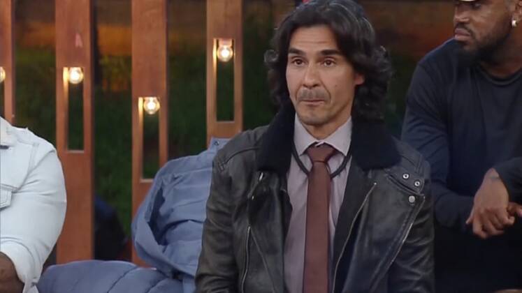 Os votos estratégicos dos aliados de André não valeram de nada diante do Poder da Chama Laranja! Na formação da quarta Roça, Black foi o peão mais votado, mas trocou de lugar com o ator após Radamés, vencedor da Prova de Fogo, determinar que assim fosse feito. É aquela história: alívio de uns, sofrimento de outros. A Fazenda 15 vai ao ar de segunda a sexta, às 22h45, e sábados e domingos às 23h, na tela da Record TV. Acompanhe o R7.com e as redes sociais para ficar por dentro de todas as novidades! Assine o PlayPlus e tenha acesso às câmeras 24h