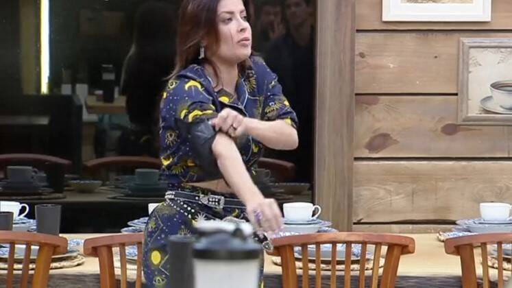 A tentativa de obter informações na base da ameaça não deu nada certo para Jaque! A peoa confrontou a sede sobre quem havia fofocado para Simioni sobre uma fala sua e alertou que, se a pessoa não se manifestasse, iria arrancar o microfone. Sem receber resposta, ela tomou punição propositalmente, gerou a maior guerra entre os competidores e ainda foi alvo da Roça naquela semana, tudo isso sem conseguir descobrir o que havia acontecido 