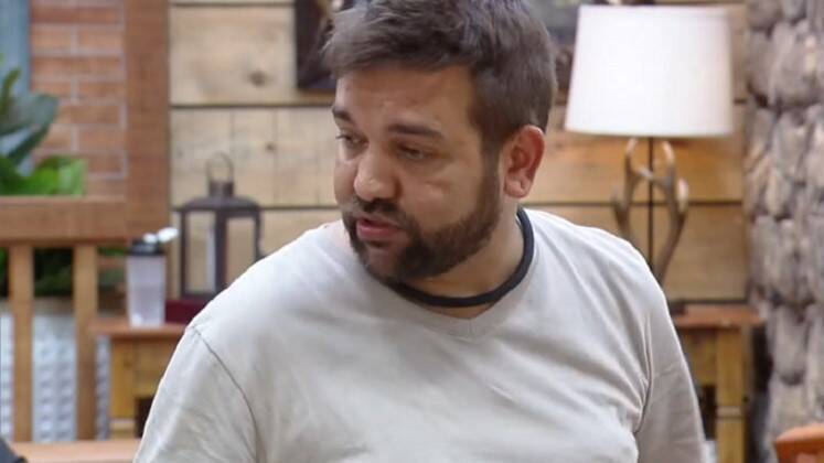 Sander 

O músico fez parte dos Crias, mas decidiu deixar
o grupo após ser esquecido no Resta Um. Depois desse episódio, se aproximou dos
ex-paioleiros e dos demais flutuantes, mas hoje cultiva uma boa relação com os
ex-aliados. Discreto, procura evitar brigas, mas não foge da discussão quando é
provocado. É visto como o cozinheiro oficial da sede.A Fazenda 15 vai ao ar de segunda a sexta, às 22h45, e sábados e domingos às 23h, na tela da Record TV. Acompanhe o R7.com e as redes sociais para ficar por dentro de todas as novidades! Assine o PlayPlus e tenha acesso às câmeras 24h