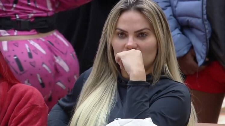 Kally 

A cantora se divide entre o Grupo Pôr do Sol e o Grupo do
Paiol. Tempos atrás, confirmou para Rachel e André que estava jogando com eles, mas continua bem próxima dos outros amigos. Costuma
tomar decisões com o coração e não tem papas na língua. Impulsiva, protagonizou momentos
que deram o que falar na sede e que a levaram aos banquinhos da Roça