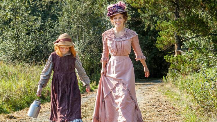 Para a alegria dos fãs de Quando Chama o Coração, a série retorna à Record TV na próxima terça-feira (12), a partir das 21h45. A trama se passa no começo do século 20 e conta a história de Elizabeth Thatcher (Erin Krakow), uma jovem que abandona sua vida de luxo e conforto para trabalhar como professora na pequena cidade de Coal Valley, no Oeste do Canadá. A seguir, veja os comentários sobre a reestreia! 