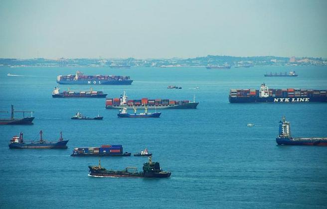 Estreito de Malaca - Também é uma passagem marítima natural, entre os oceanos Índico e Pacífico. Tem 930 km de extensão. Na parte de largura mais estreita, fica a 2,7 km de Cingapura.  Recebe 84 mil navios por ano, respondendo por 25% do comércio mundial. Patrimônio Mundial da Unesco. 