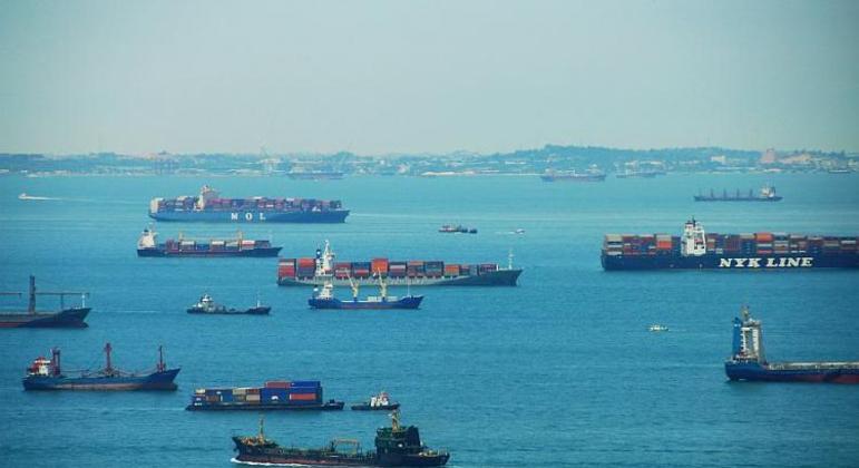 Estreito de Malaca - Também é uma passagem marítima natural, entre os oceanos Índico e Pacífico. Tem 930 km de extensão. Na parte de largura mais estreita, fica a 2,7 km de Cingapura. Recebe 84 mil navios por ano, respondendo por 25% do comércio mundial. Patrimônio Mundial da Unesco. 