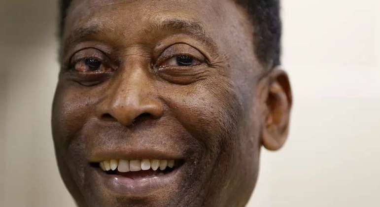 Estrutura montada em estádio preocupa fãs de Pelé