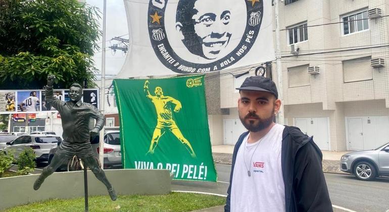 Estudante de direito Yuri Rocha Andrade posa com a estátua de Pelé