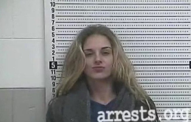 Rayanna já foi acusada de terrorismo, roubo de arma de fogo e até roubo de chapéu e taser de um policialNÃO PERCA: Cirurgias plásticas e vida cor-de-rosa: Barbies e Kens humanos fazem sucesso na internet
