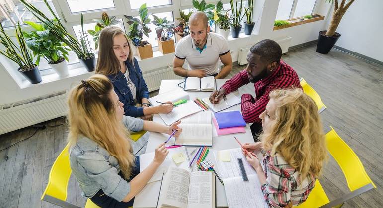 Especialista sugere que estudantes façam simulações reais das condições da prova do Enem