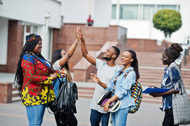 Sabe como é a rotina de estudantes do ensino médio em Guiné-Bissau, na África? E que os alunos mais velhos passam na casa dos mais novos para todos irem juntos para a escola em fila, no Japão? Conheça a rotina e a realidade do ensino médio nas escolas em diferentes continentes: