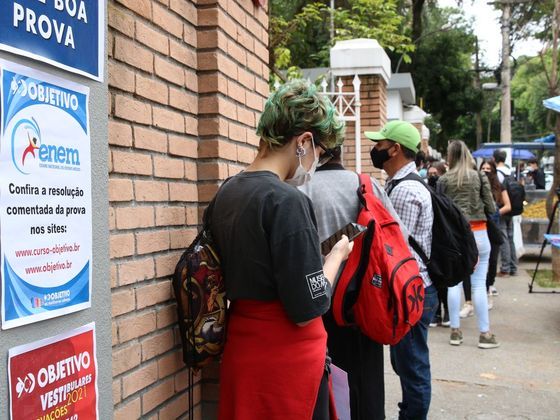 Para ajudar os estudantes que estão se preparando para as provas, o R7 ouviu os professores Thiago Braga, autor do Sistema de Ensino pH, e Felipe Leal, professor do Curso Anglo, que dão dicas 'matadoras' para uma redação nota mil. Confira: