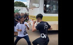 Estudantes brigam em frente a escola no DF