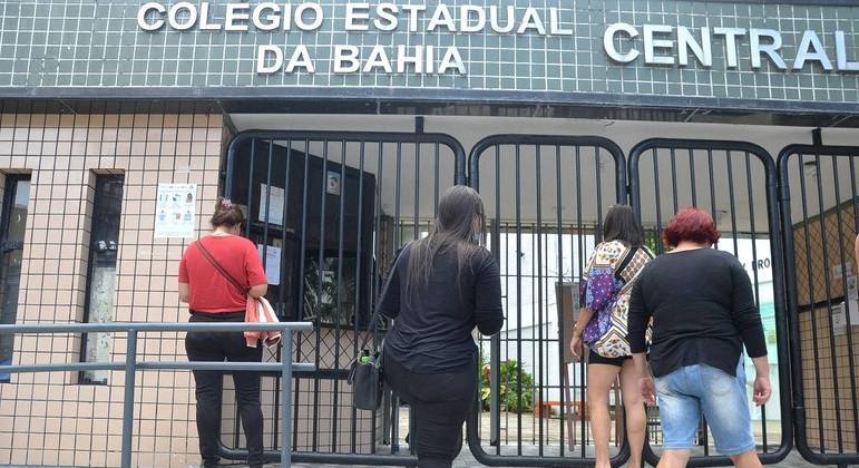 Estudantes chegam para o primeiro dia de prova do Enem 2021