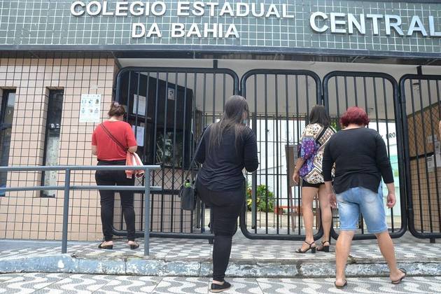 Estudantes chegam para o primeiro dia de prova do Enem 2021