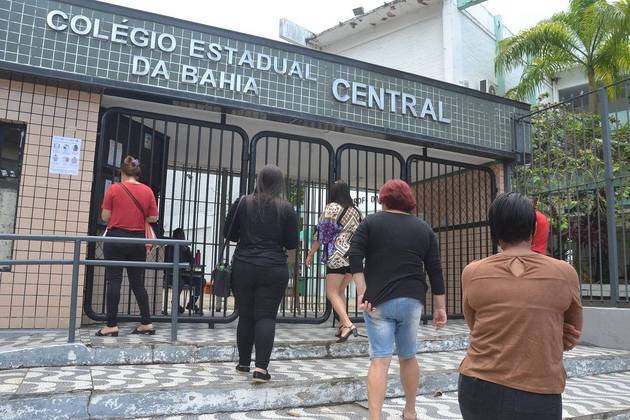 Estudantes chegam para o primeiro dia de prova do Enem 2021