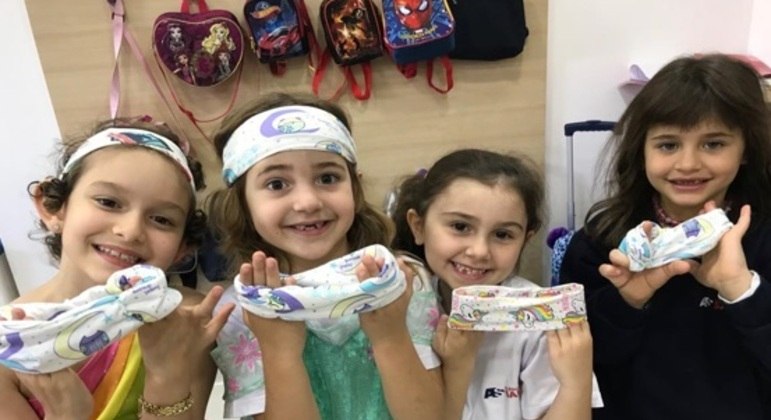 Crianças doam bandanas para pessoas com câncer