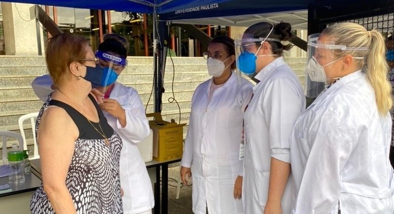 Estudantes de Enfermagem acompanhados de professores auxiliam na vacinação contra covid