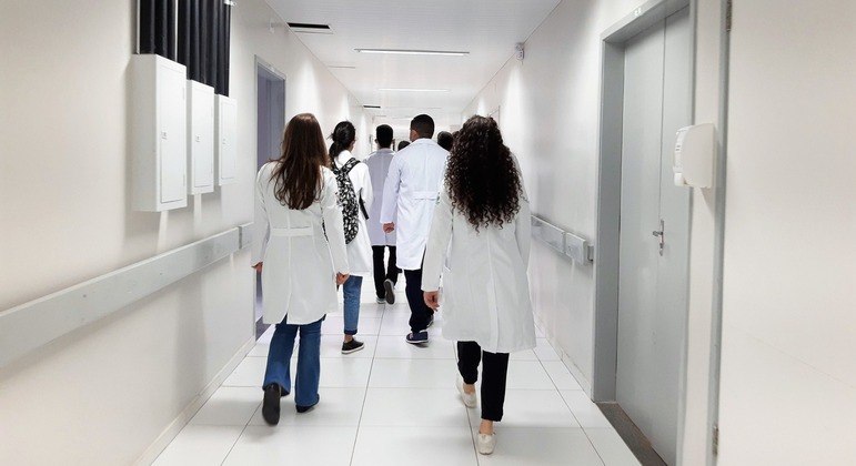 Estudantes de medicina visitam hospital 
