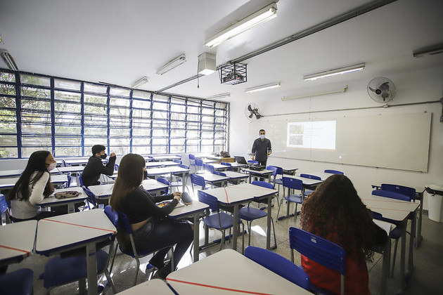 O que são itinerários formativos? Como desenvolver um projeto de vida? As respostas para essas perguntas estão nas mudanças trazidas pelo novo ensino médio, que deve ser implantado nas escolas a partir de 2022. O novo currículo e o novo formato têm como objetivo aproximar os estudantes da realidade do mercado de trabalho e da tecnologia