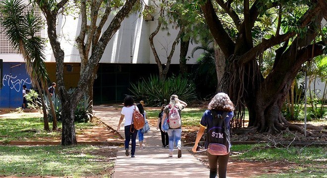 Psicólogos e assistentes sociais darão atendimento em escolas do país