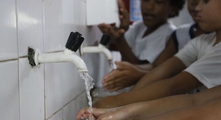Estudantes lavam as mãos na escola como uma das medidas para evitar a covid-19
