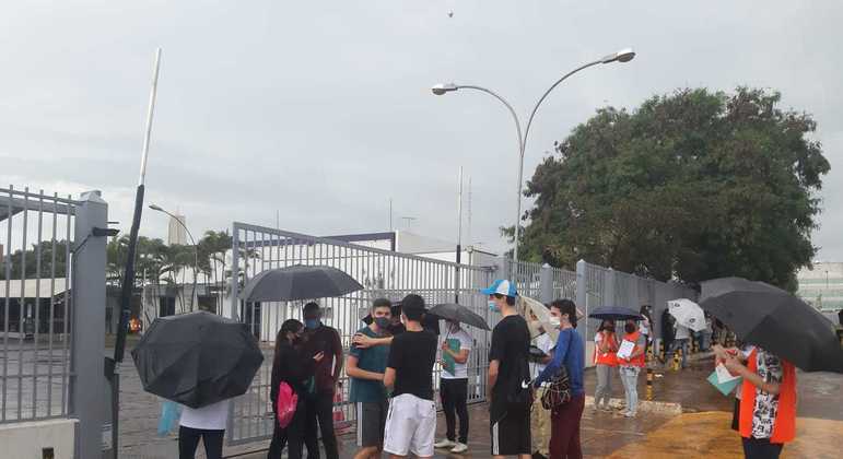 Estudantes na saída do Enem, em Brasília