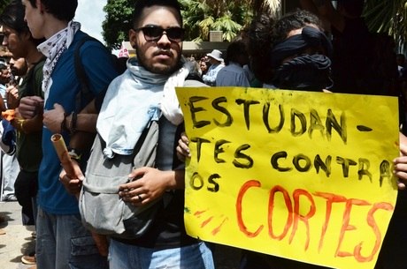 Estudantes protestam contra corte orçamentário