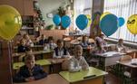 Milhões de estudantes voltaram à escola nesta quinta-feira (1º) na Ucrânia, presencial ou virtualmente, enquanto as autoridades nacionais buscam garantir a educação e a segurança de crianças e adolescentes em meio à invasão russa ao país