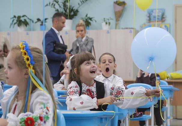 Maryana Sukhnatska, moradora de Lviv, contou que a filha Kvitka foi hoje pela primeira vez à escola na vida