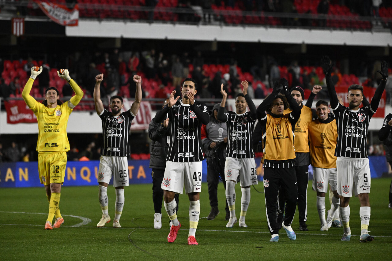 Corinthians agradece aos torcedores que foram à Argentina. Noite histórica, surreal. Time jogou como pequeno