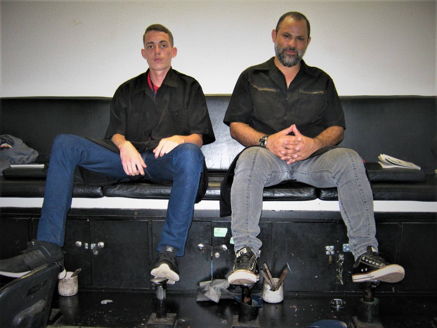 Silva e Mota (com barba) cobram R$ 12 a graxa no Senado (Eduardo Marini/R7)