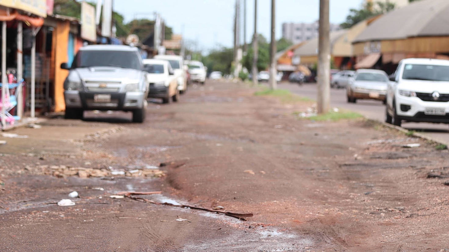Rua acidentada na fronteira com o Paraguai (Márcio Neves/Record TV)