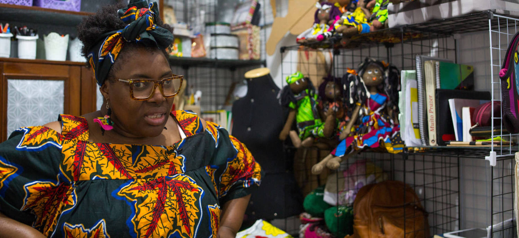 A artesã Renee trabalha com confecção de bonecas e veio da Guiana Inglesa (Pedro Canin/R7)