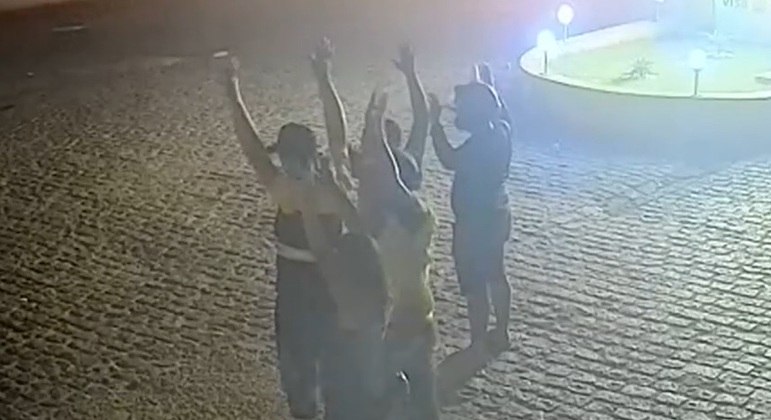 Estudo humano formado por frentistas de posto em assalto