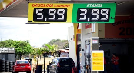 Painel exibe preços dos combustíveis em posto