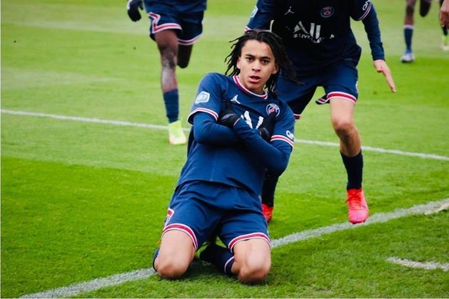 Com 13 anos, o meia foi pré-selecionado para integrar a academia de futebol INF Clairefontaine, que é conhecida por formar e revelar craques. Alguns dos nomes conhecidos que passaram pela academia são Kylian Mbappé, Blaise Matuidi, Nicolas Anelka e Thierry Henry