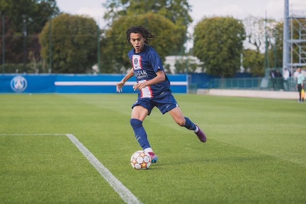 O meia tem apenas 15 anos e faz aniversário no dia 29 de dezembro. Com a estreia precoce no profissional do clube da capital francesa, o jogador bateu a marca do próprio irmão, que estreou com 16 anos, no Mônaco, perto de completar 17 anos. Assim como o irmão, entrou para o PSG em 2017