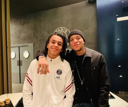 Vencedor do prêmio Chuteira de Ouro, entregue ao artilheiro da Copa do Mundo, Kylian costuma mostrar o apoio ao irmão através das redes sociais. O jogador marroquino Achraf Hakimi também costuma parabenizar as atuações de Ethan no clube francês