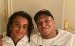 Ethan Mbappé, irmão do craque francês, estreou no time profissional do Paris Saint-Germain na última semana em um jogo contra o Paris FC. Em outro amistoso, contra o Quevilly-Rouen, foi selecionado mais uma vez para atuar entre os profissionais. O novato busca seguir os passos de Kylian e, assim como o camisa 7, tem uma carreira promissora no futebol