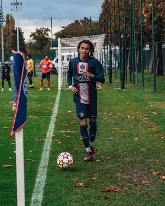 Os irmãos tem estilos de jogo em campo bem diferentes. Enquanto Kylian aposta na velocidade e nos dribles para chegar ao gol, Ethan é um meia tradicional, que gosta de conduzir a bola para construir jogadas. No entanto, o jovem faz passes de primeira, para trazer dinâmica aos jogos