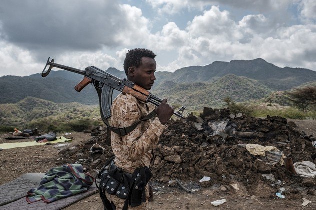 Etiópia Em novembro de 2020, a Etiópia começou a enfrentar um conflito de grandes proporções quando forças da TPLF (Frente de Libertação do Povo Tigray) atacaram uma base do exército federal do Tigré, o que resultou em uma ofensiva militar ordenada pelo primeiro-ministro Abiy Ahmed contra os rebeldesLeia também: Mais de 300 civis morrem em três meses de ataques aéreos na Etiópia, segundo a ONU