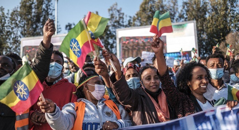 Moradores de Adis Abeba se manifestaram a favor das forças do governo da Etiópia
