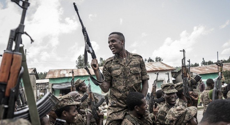 Soldados leais ao governo etíope participam do conflito há um ano
