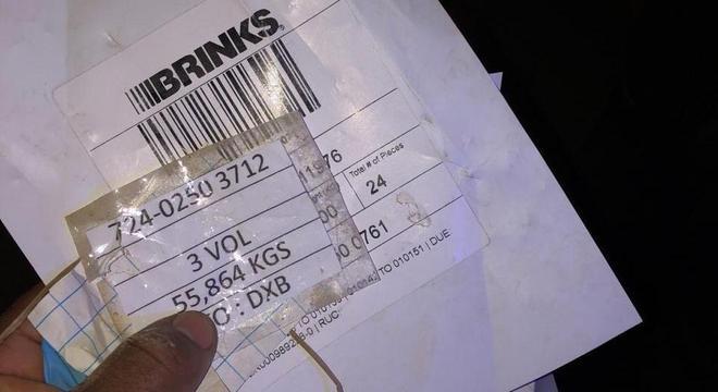 Etiquetas indicam 3 volumes de 55 kg que iriam para o aeroporto de Dubai (DXB)