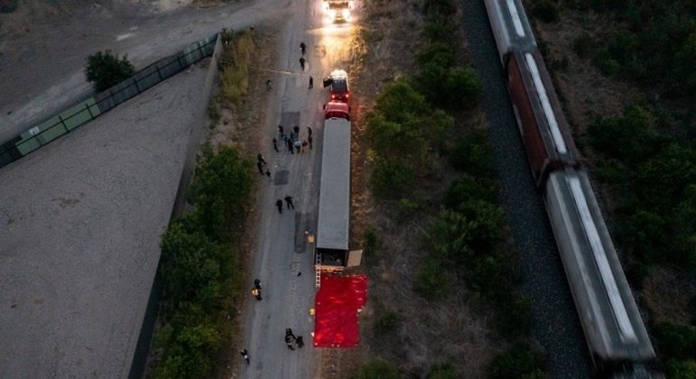 Caminhão com imigrantes mortos foi encontrado na rota que liga o México aos EUA