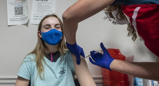 Vacinação de adolescente em setembro é questionada por especialistas no Brasil