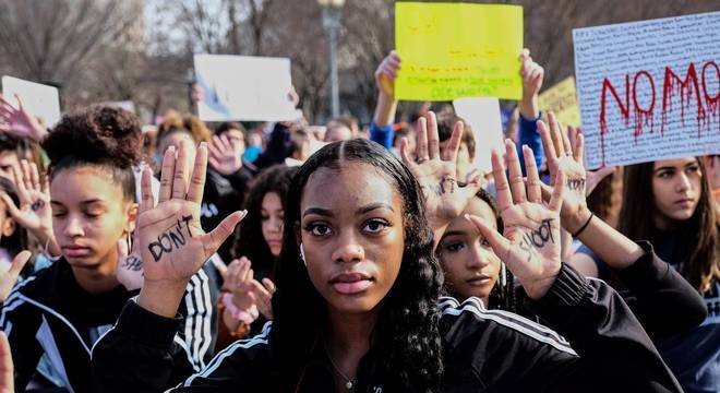 Protesto na quinta (14) em frente à Casa Branca pediu rigor no controle de armas