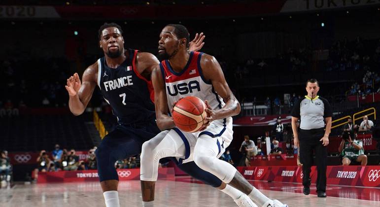 Guilherme Locatelli (à direita) apitou a final entre EUA e França