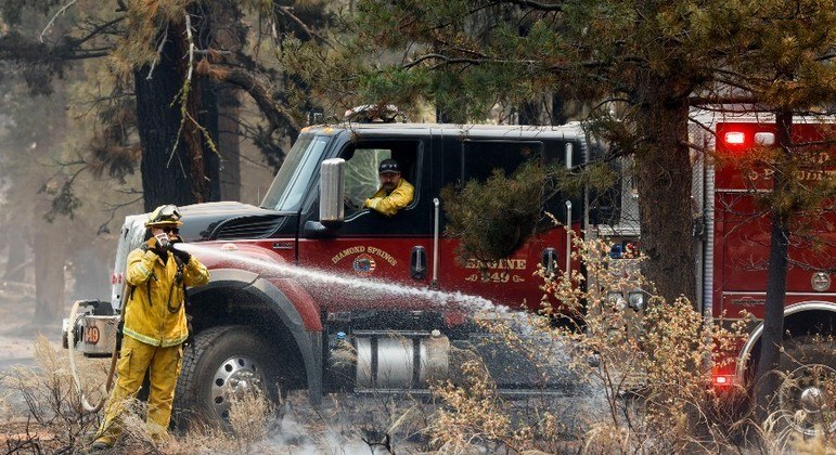 Bombeiros salvam cidade na Calif&oacute;rnia de inc&ecirc;ndio florestal - Not&iacute;cias - R7  Internacional
