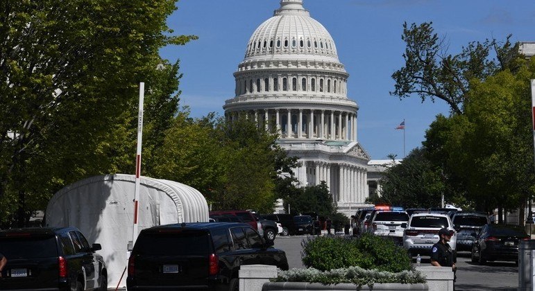A polícia cercou as imediações do Congresso em Washington, capital dos EUA
